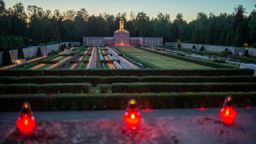 10. augustā, atzīmējot Latvijas Neatkarības kara noslēguma simtgadi, Rīgas Brāļu kapos norisinājās piemiņas pasākums par godu Neatkarības karā kritušajiem karavīriem, iededzot sveces par katru kritušo karavīru. 
Foto: Latvijas armija.